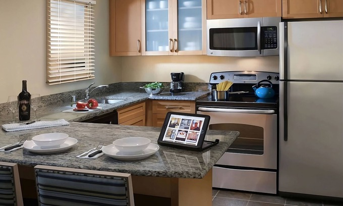 Gunter Afs Hotel | Minutes to Civil Rights Memorial! Full Kitchen! FREE Parking, Pets Allowed, Pool