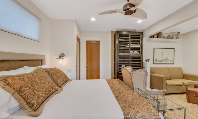 North Park House | Miracle on 34th Street - Luxury Courtyard Studio