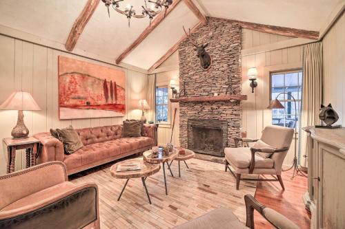 Mirror Lake House | Mirror Lake Cabin about 1 Mi to Dtwn Highlands!