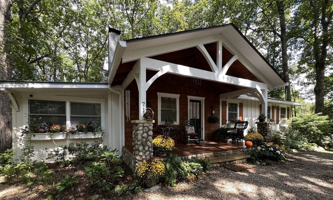 Highlands Cottage | Misty Mountain Cottage. Scaly Mtn enchanting 3 bedroom/2 bath, sleeps 6+fire pit