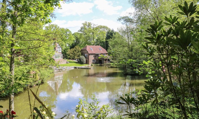 Crawley Down Apartment | MISWELLS COTTAGES - LAKE VIEW, family friendly in Turners Hill