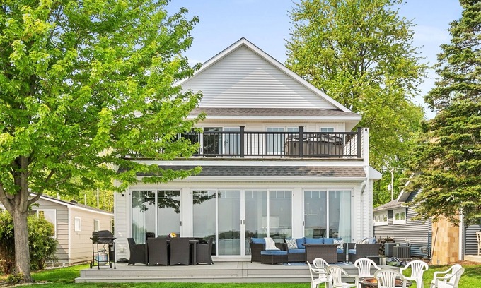 Bradley House | Mitten Lake Escape