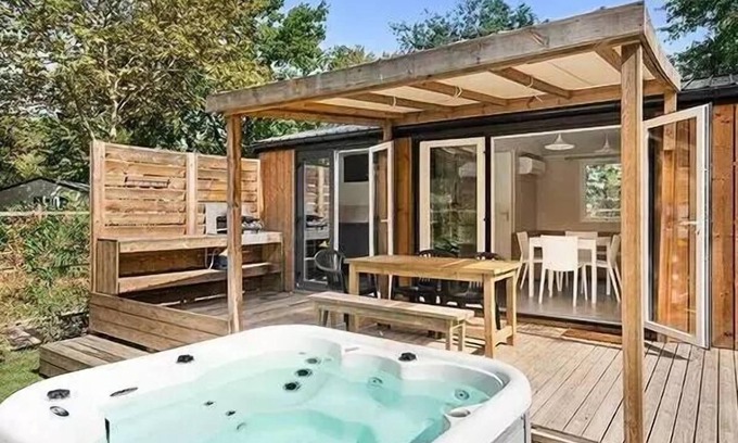 Vitrac House | Mobil-home | Ultimate | 2 Ch. | 4 pers. | Single terrace with Jacuzzi | A/C | TV