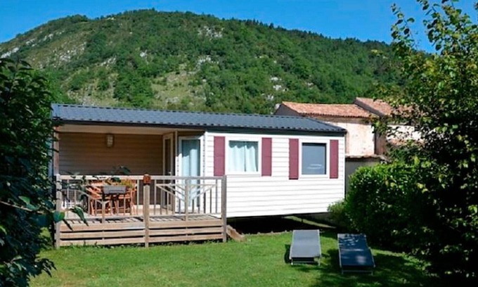 Roquefeuil House | Mobile Home 'Climatisé 4 Pers' with Shared Terrace, Private Garden and Wi-Fi