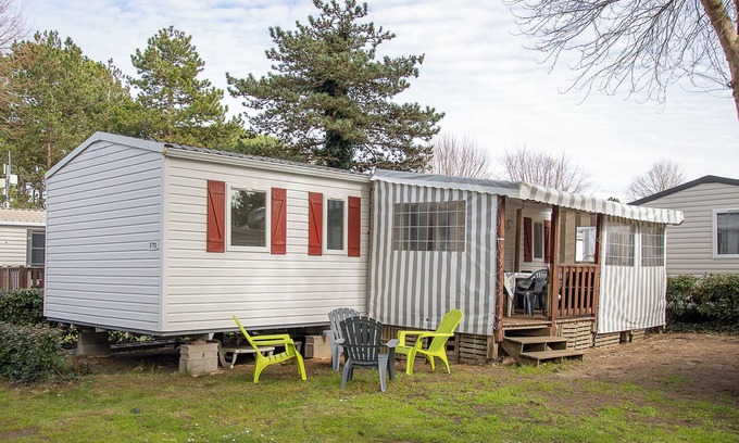 Saint-Jean-de-Monts RV Rental | Mobile Home 'Mobilhome Tout Équipé Bois Masson' with Shared Pool and Shared Terrace