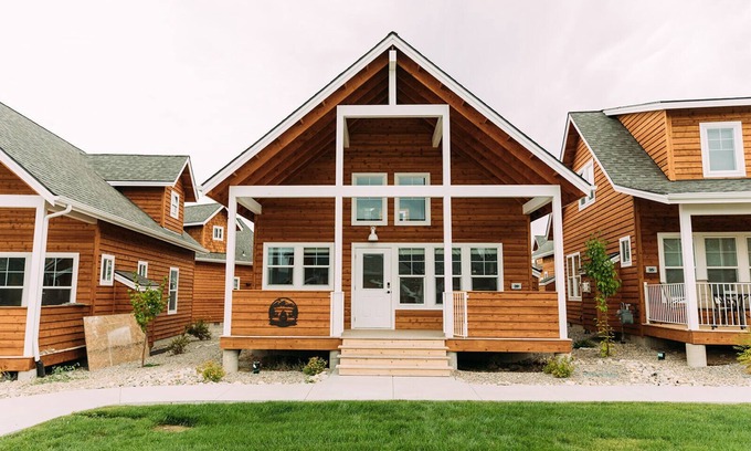 Dover Bay House | Mod lux bungalow, year round activities, lake living, ski Schweitzer