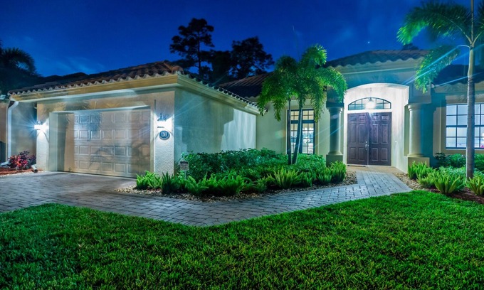 Central Naples House | MODEL LUXURY HOME, Hi Tech, Pool, Outdoor Kitchen, New and Fresh