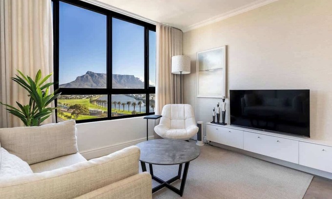 Milnerton Apartment | Modern 1 bed Table Mountain View Hideaway