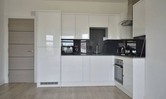 Havering Condo | Modern 1 bedroom apartment in Hornchurch