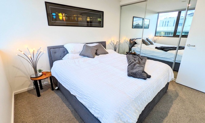 Lyneham Apartment | Modern 1-Bedroom Apartment - Close to City Centre & ANU, free parking