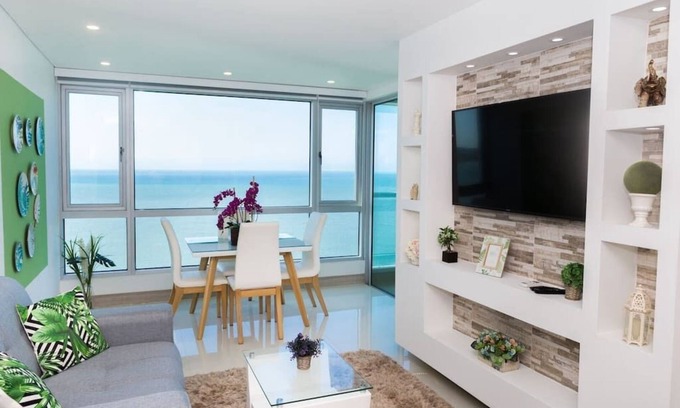 El Laguito Apartment | Modern 1 Bedroom Beachfront Apartment in Laguito