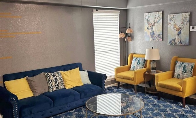 Greater Heights Apartment | Modern 2 Bed 1 Bath near Downtown & Farmers Market