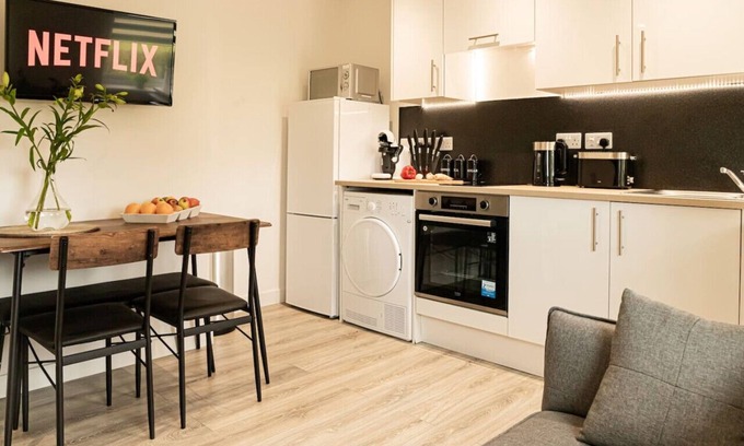Wroxton Apartment | Modern 2-Bed Apartment - Sleeps 4 - Free Parking