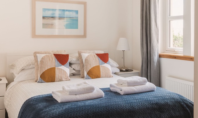 Cellardyke Apartment | Modern 2-Bed Sleeps 4 - Pet Friendly & Parking