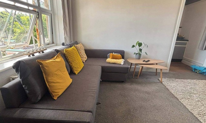 Yeovil Apartment | Modern 2-Bed Victorian Apartment - Sleeps 6 & Pets