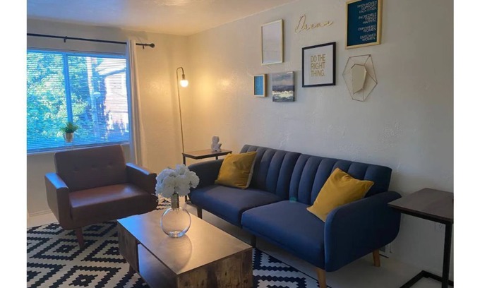 Swissvale Apartment | Modern 2 Bedroom Apartment Close to Shopping