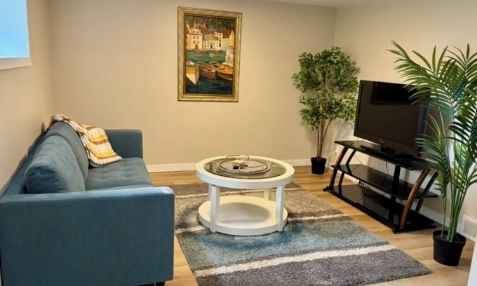 Dauphin House | Modern 2 queen bedroom suite with private entrance