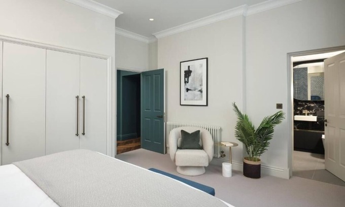 City of Westminster Apartment | Modern 2BA Apartment Near Bond Street Tube w/Concierge Services