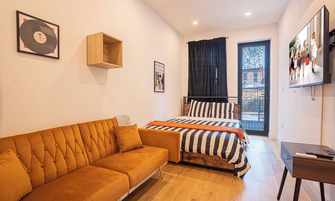 Ocean Hill Apartment | Modern 2Bd Brooklyn Stay with Rec Room & Backyard