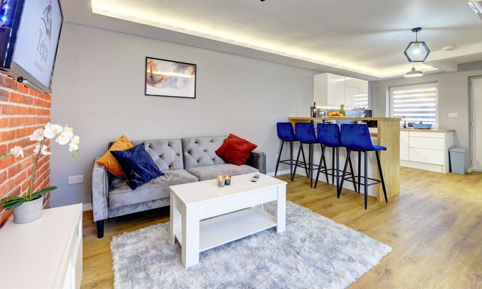 Rugby House | Modern 2BR House & Private parking & Kid-friendly