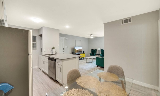 Hyde Park House | Modern 2BR Near UT Hyde Park Evonify