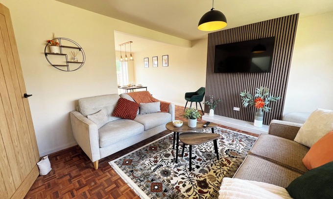 Yeovil House | Modern 3-Bed Home in Yeovil with Free Private Parking Wi-Fi & Garden