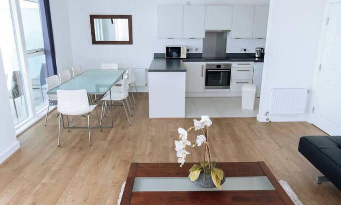 Peninsula Apartment | Modern 3 Bedroom Flat near O2 overlooking Thames