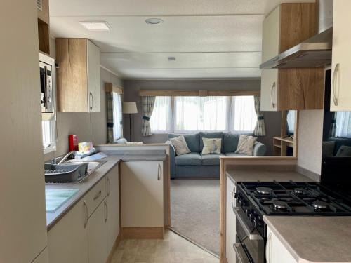 South Cerney Other | Modern 3 Bedroom Caravan, South Cerney