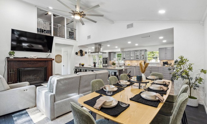 Gainesville House | Modern 3-bedroom house walking distance from UF stadium!