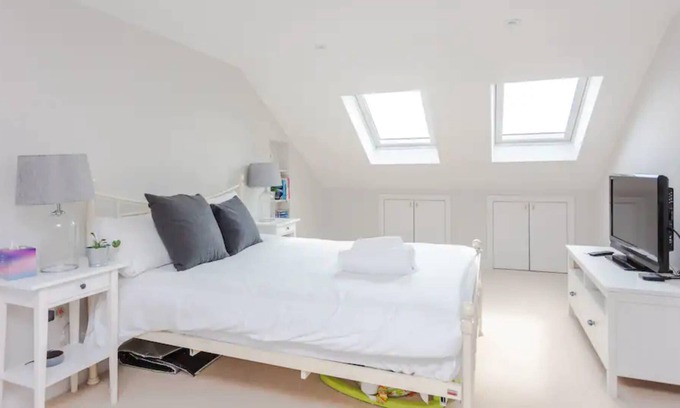 Peckham Rye House | Modern 3 Bedroom Home in Honor Oak beside Nature Reserve