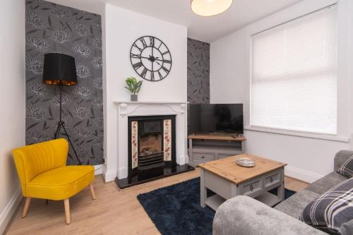 Rugby House | Modern 3 Bedroom Home in Central Rugby w Parking