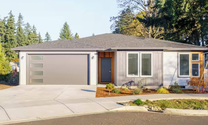 Starcrest House | Modern 3/bedroom home with luxury amenities