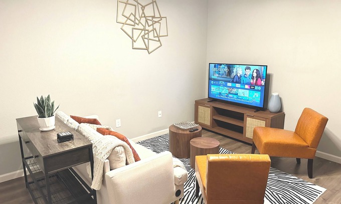 Southeastern Sacramento House | Modern 3-bedroom house : walking distance to UC Davis Hospital.