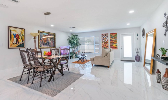 Tamarac House | Modern 3 bedroom House for 8 Guest + Pool