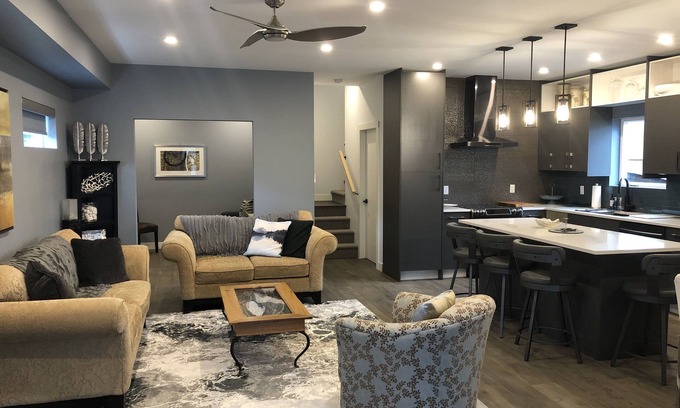 Okanagan-Similkameen House | Modern 3 bedroom luxury retreat! Wine bar, upper deck, lower patio!