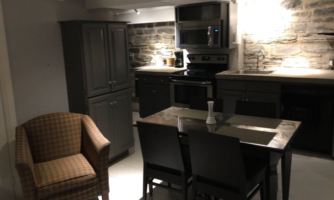 Kingston Apartment | Modern 3 Bedroom Near Queens University