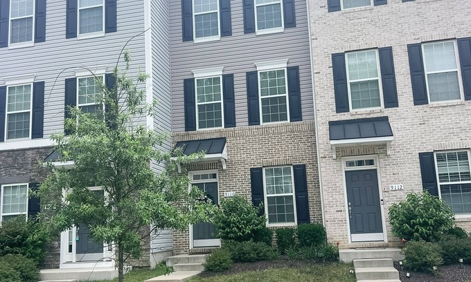 Upper Marlboro House | Modern 3 bedroom townhome near the downtown DC area with WiFi, AC, fitness room