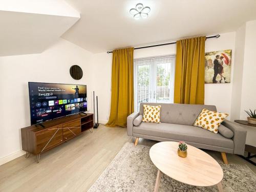 Wolverhampton House | Modern 3-Bedroom Wolverhampton City Home, WiFi&Parking