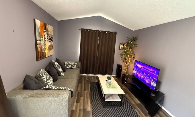 Riverside Apartment | Modern 3‑BR Riverside Retreat, 2 Lounges, Near Casino & Riverfront.