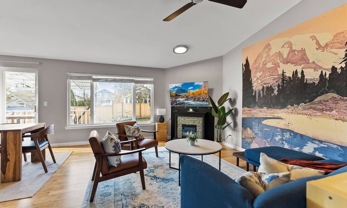 Phinney Ridge House | Modern 3BD house in walkable Ballard, family and dog-friendly, A/C, fenced yard