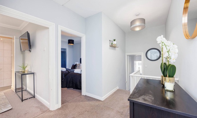 Southend-on-Sea House | Modern 3BR House | w/Parking, WiFi, Netflix | CITY CENTRE Near The Iconic Pier
