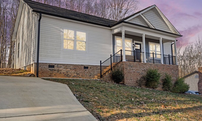 Bowling Green House | Modern 3BR Retreat - King Bed + Smart TVs