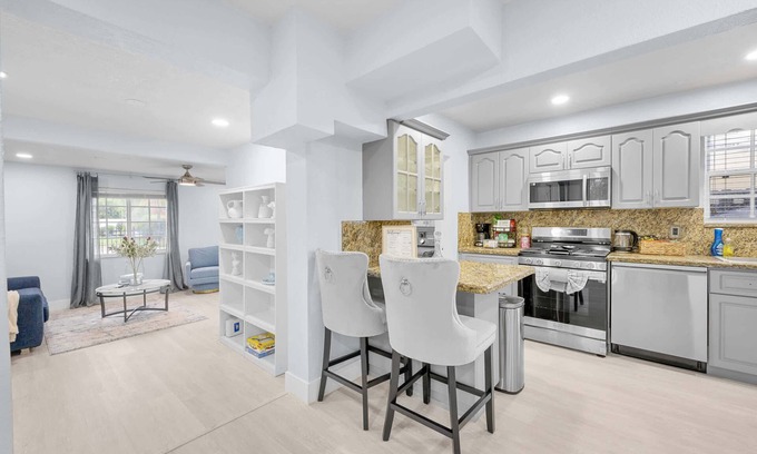 Hollywood House | Modern 3BR Retreat, Private Pool, 15 Min to Beach