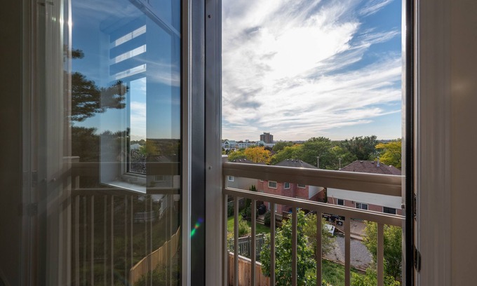 Ajax House | Modern 3BR Town~ Thermëa Spa~ Casino~ Ajax~ GTA