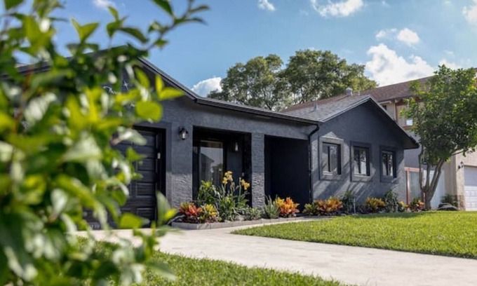 North Lauderdale House | Modern 4/2 Close to Miami, BB&T, Outlets- King Bed