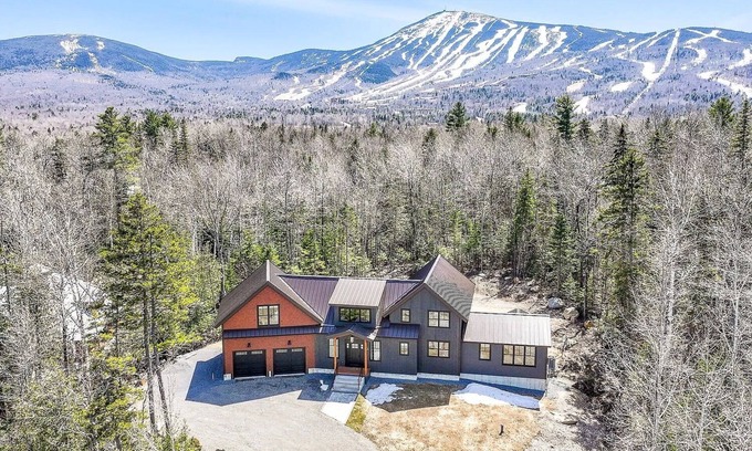 Carrabassett Valley House | Modern 4-bedroom house with WiFi and AC in fabulous Carrabassett Valley