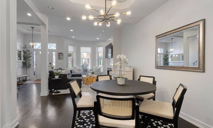 The Gap House | Modern 4 Bed, 3.5 Bath Home | Near Sox & McCormick