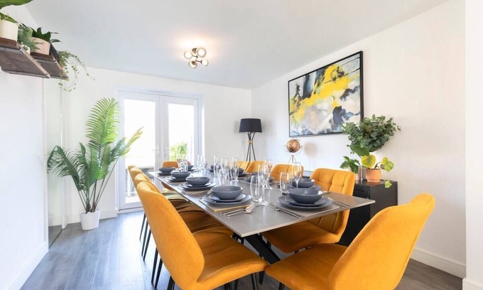 Cheltenham House | Modern 4 Bed 3 Bath Home Close to the Town Centre