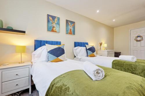 Gooshays Apartment | Modern 4-Bed Home - Long Stay - Parking and Wi-Fi