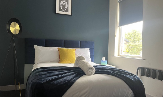 Sheffield House | Modern 4 bed house - Contractors- Free parking